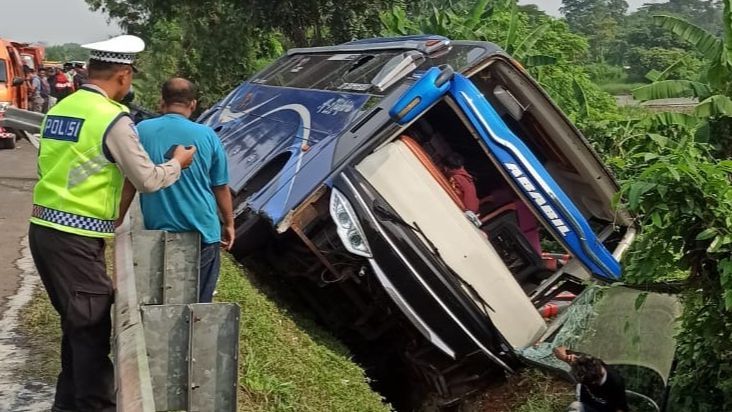 Bus Rombongan Pejabat Desa Hilang Kendali dan Nyaris Terguling di Tol Tangerang-Merak, 8 Orang Dilarikan ke RS