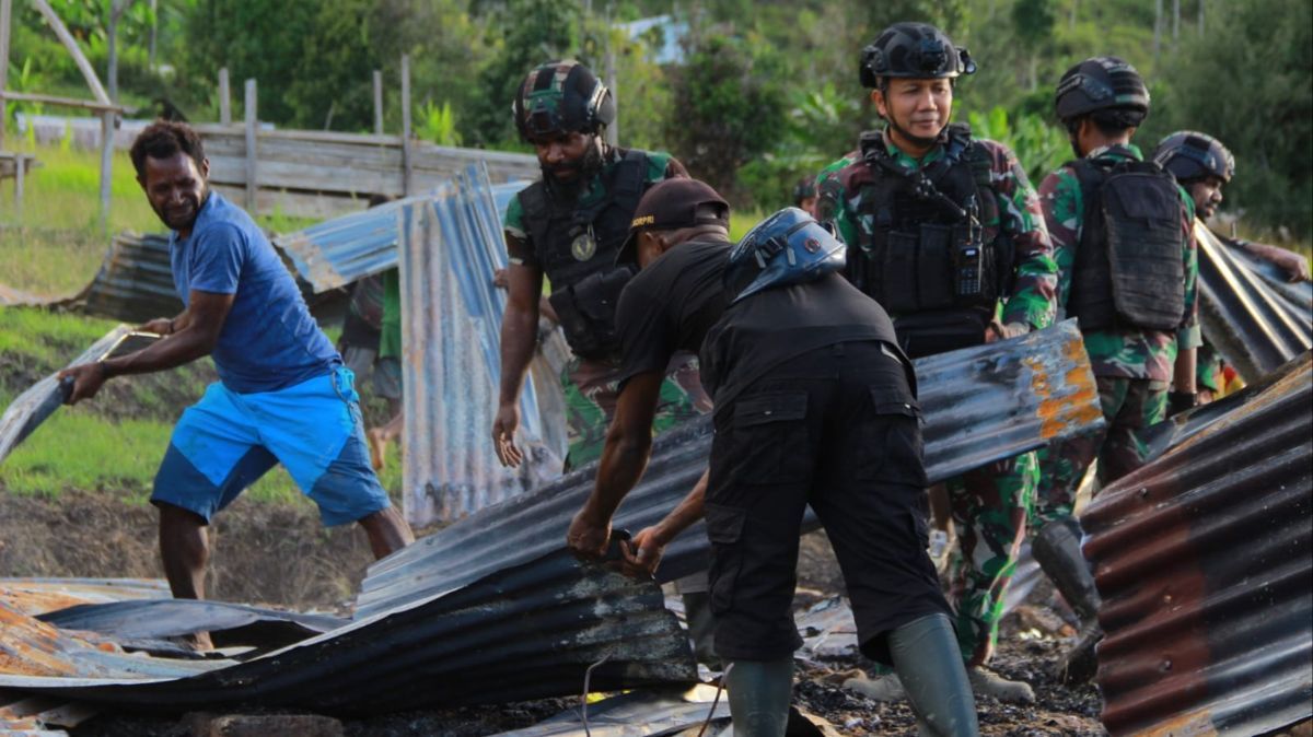 Aksi TNI Bantu Warga Bangun Sekolah Lapangan, Setelah Dibakar OPM