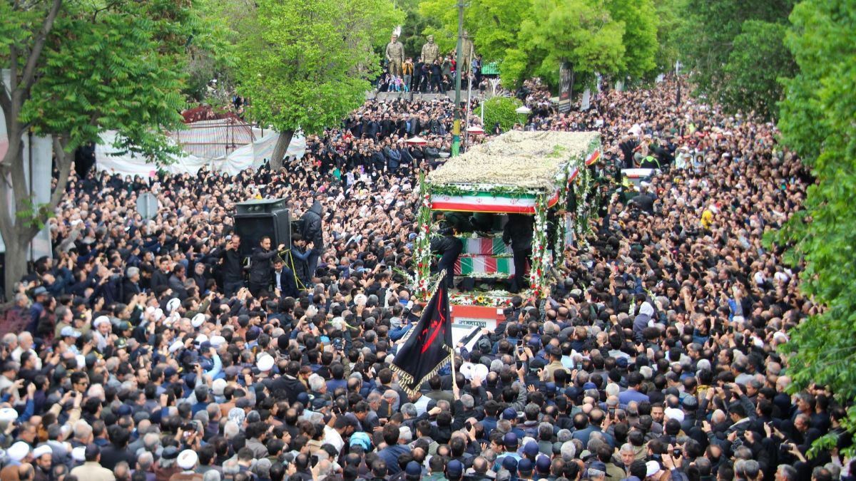 FOTO: Penampakan Lautan Manusia Padati Iring-iringan Jenazah Presiden Iran Ebrahim Raisi