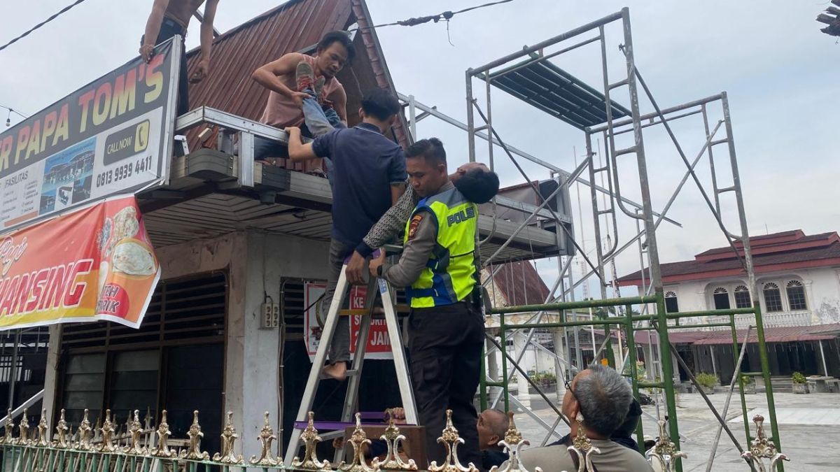 Aksi Polisi Selamatkan Pekerja yang Nyaris Tewas Tersentrum