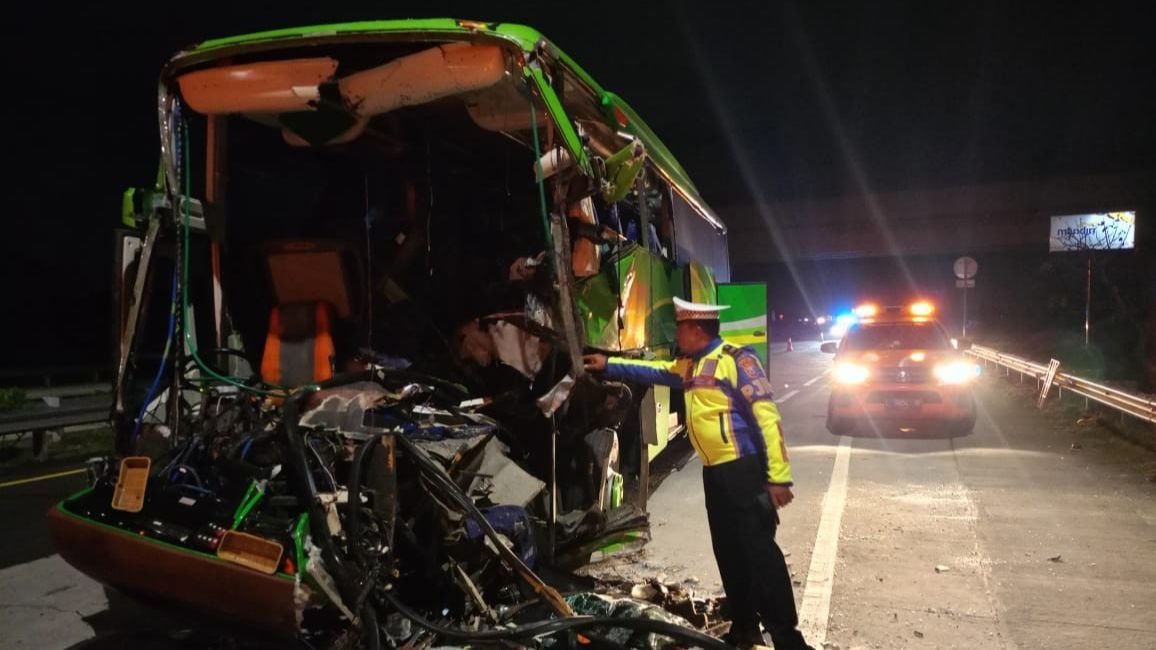 Bus Rombongan Siswa SMP PGRI 1 Wonosari Kecelakaan di Tol Jombang, 2 Tewas dan 15 Luka