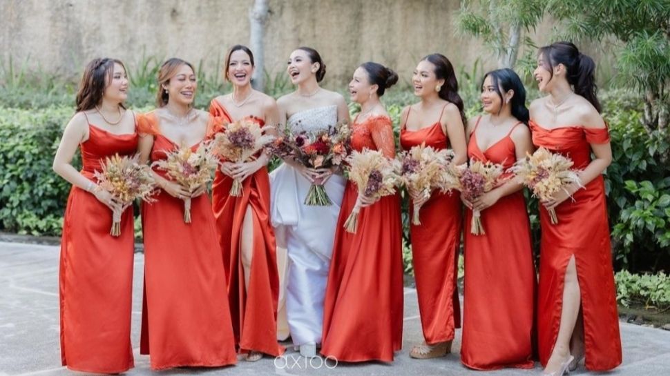 Cantik Memesona, Berikut Potret Nia Ramadhani Makeup Sendiri Jadi Bridesmaid Mahalini