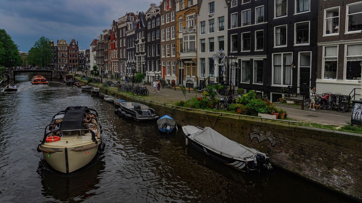 FOTO: Menelusuri Keindahan Kanal-Kanal Berusia Ratusan Tahun di Amsterdam