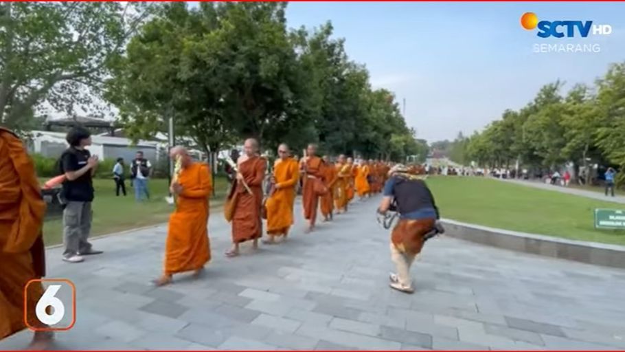 Melihat Ritual Umat Buddha di Candi Borobudur Jelang Waisak, Dihadiri Para Bhiksu Tudhong dari Berbagai Negara