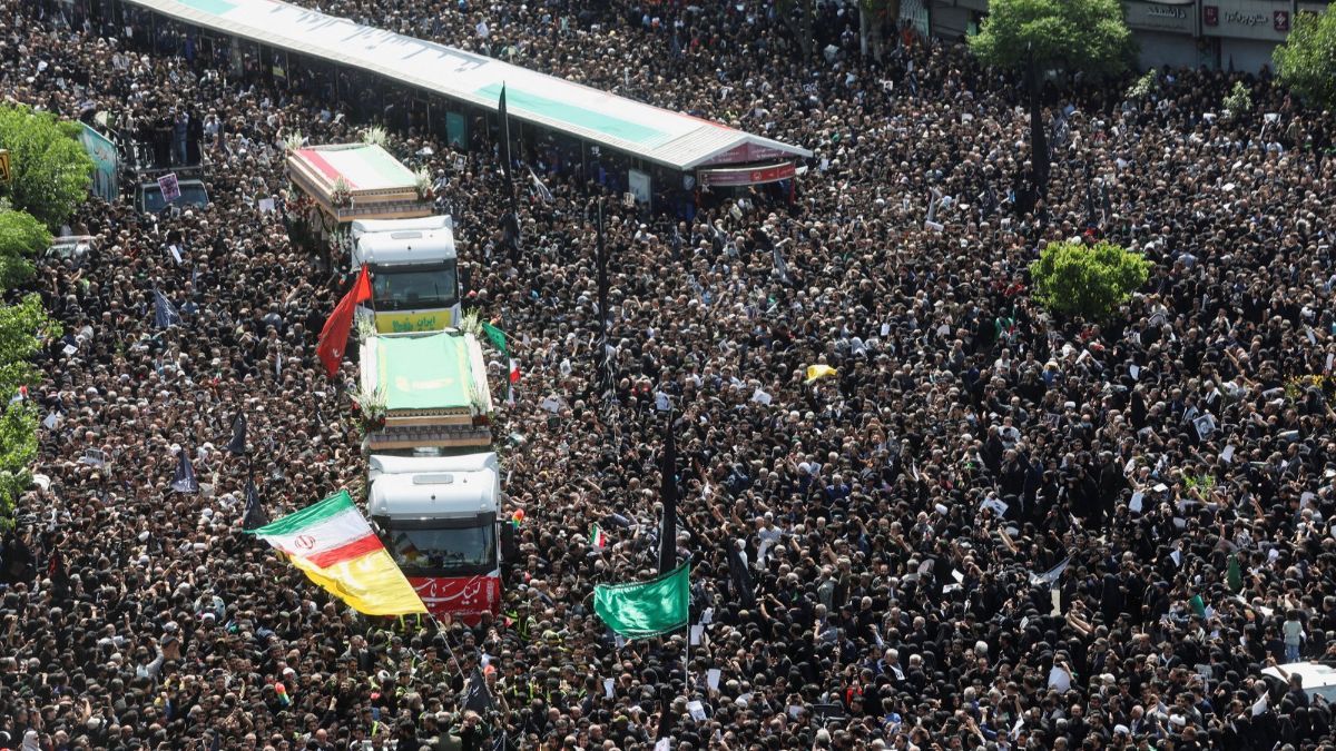 FOTO: Penampakan Jutaan Warga Sambut Jenazah Presiden Iran Ebrahim Raisi di Teheran