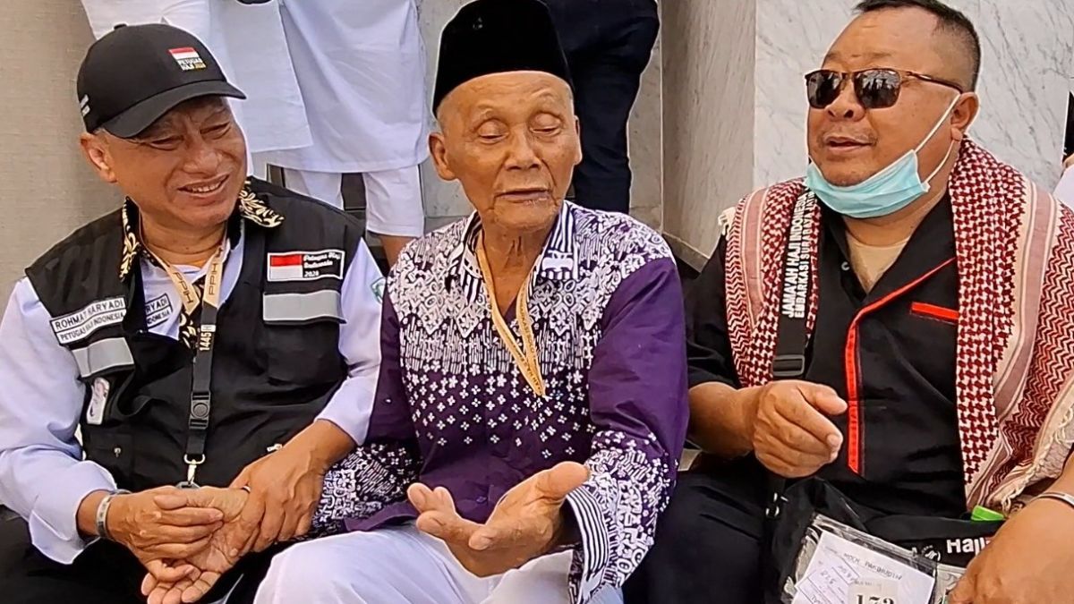 Cerita Rohmat, Mendadak Jadi Tukang Pijat Jemaah Haji Kelelahan di Pelataran Masjid Nabawi