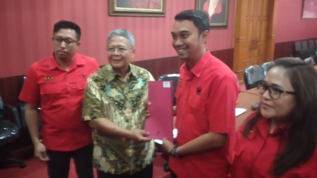 Eks Wagub Ganjar Pranowo Heru Sudjatmiko Ambil Formulir Cawagub Jateng di DPD PDIP