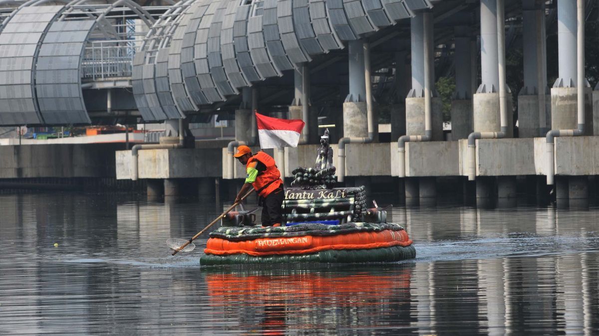 FOTO: Uniknya Perahu Berbahan Sampah Botol Plastik, Modelnya Terinspirasi Kapal Tempur Antasena