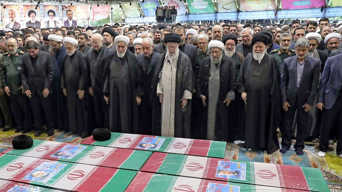 FOTO: Momen Salat Jenazah Ebrahim Raisi, Diimami Pemimpin Tertinggi Iran Ayatollah Khamenei dan Diikuti Ribuan Orang