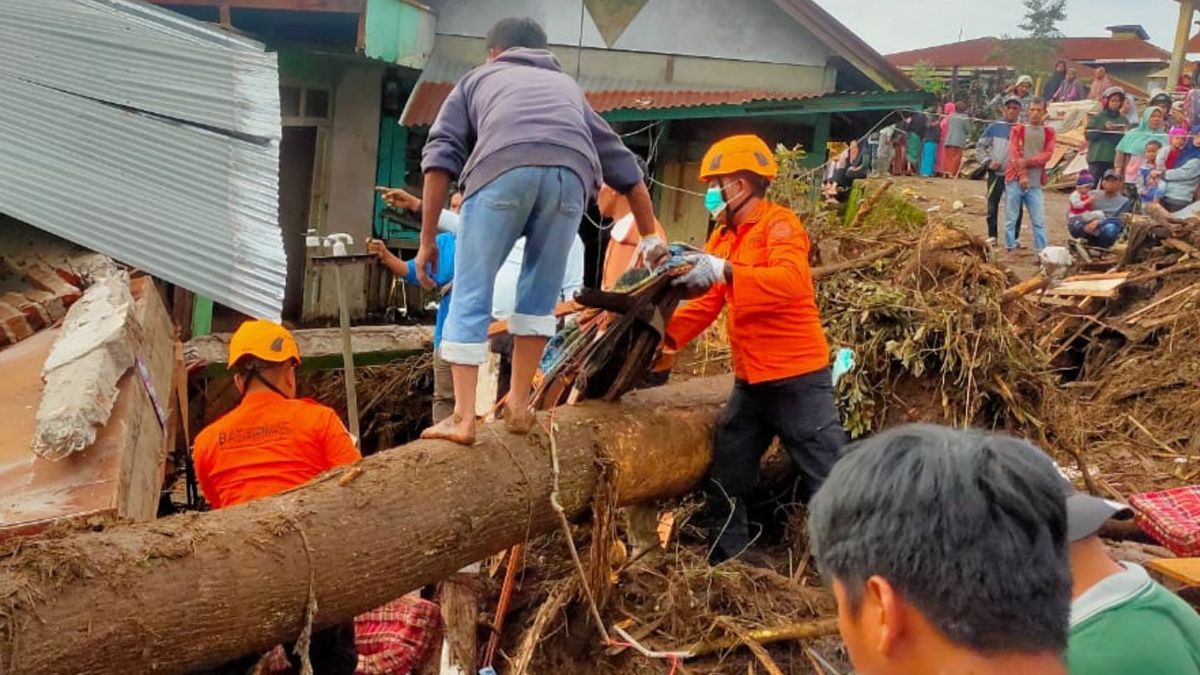 Menteri Risma Cek Fasilitas Pengungsian Korban Lahar Dingin di Sumbar, Kerja Kemensos Diapresiasi Warga