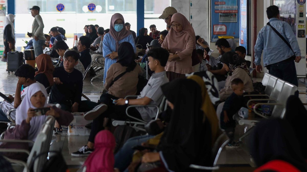 FOTO: Ribuan Penumpang Padati Terminal Pulo Gebang Saat Libur Panjang Waisak