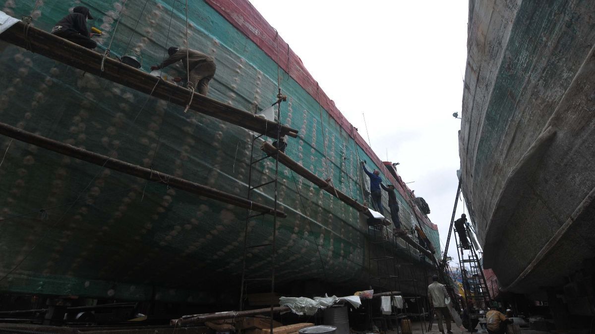 FOTO: Mengintip Geliat Perbaikan Kapal di Galangan Muara Angke