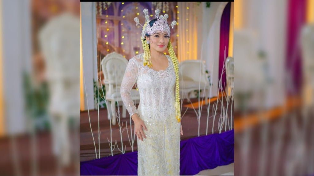 Titi Kamal Tiba-tiba Unggah Foto Pakai Baju Pengantin, Bikin Heboh Netizen