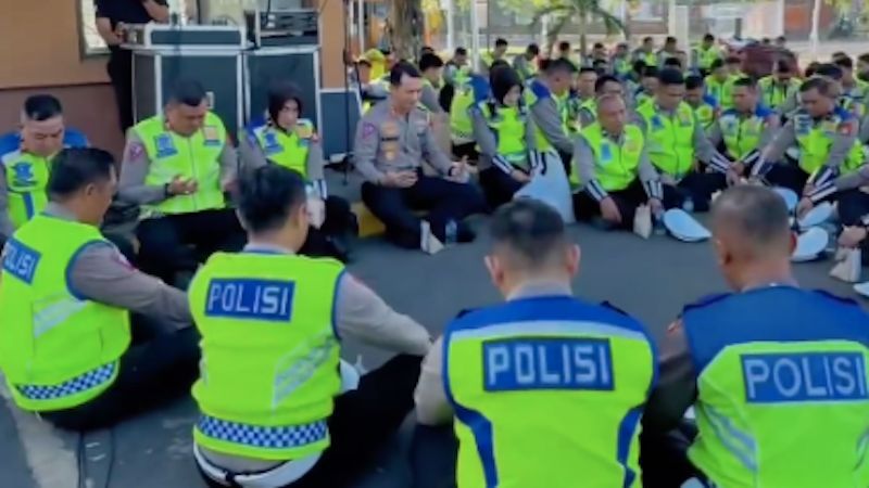 Perwira Polisi Lesehan di Aspal Bareng 150 Anak Buah, Santai Makan Nasi Bungkus Sebelum Tugas