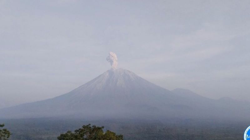 Gunung Semeru Erupsi Enam Kali Sejak Jumat Dini Hari, Tinggi Kolom Abu Capai 900 Meter