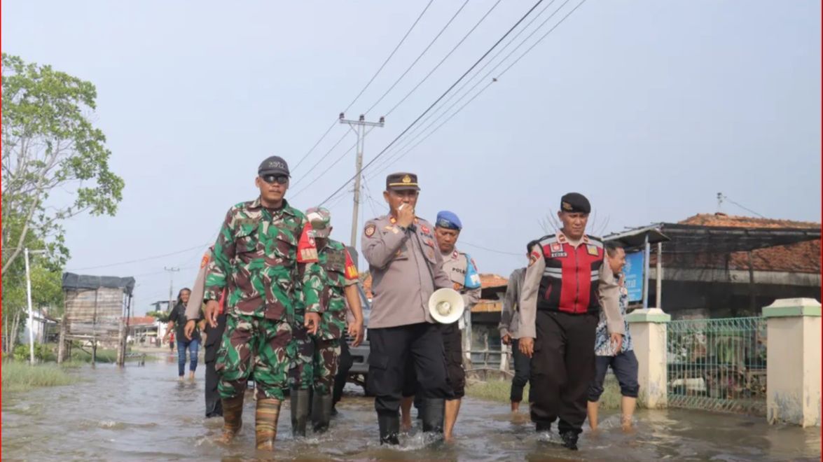 Jadi Bentuk Sinergi, Begini Aksi Personel TNI-Polri Pemalang Bagi Sembako pada Warga Terdampak Banjir Rob