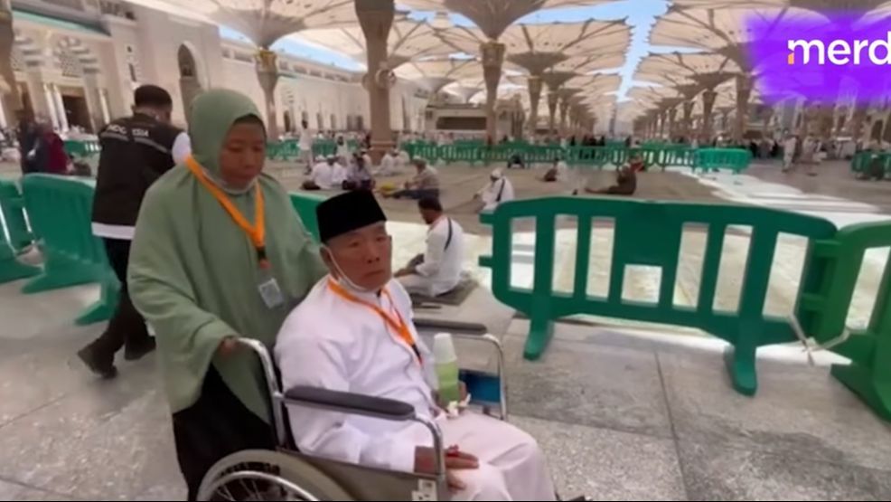 VIDEO: Kisah Inspiratif Istri Setia Jaga Suami Disabilitas saat Ibadah di Tanah Suci