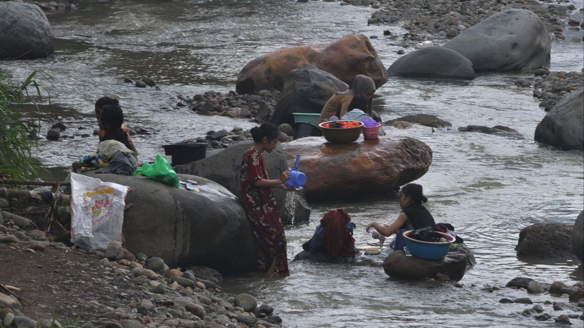 FOTO: Potret Warga Bogor Terpaksa Mandi dan Cuci Pakaian di Kali Imbas Kekeringan