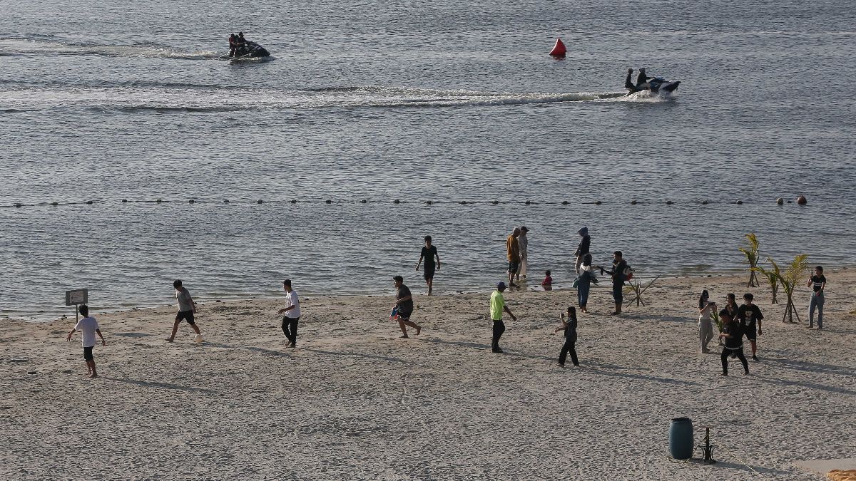 FOTO: Pantai Ancol Jadi Destinasi Favorit Warga Habiskan Waktu Libur