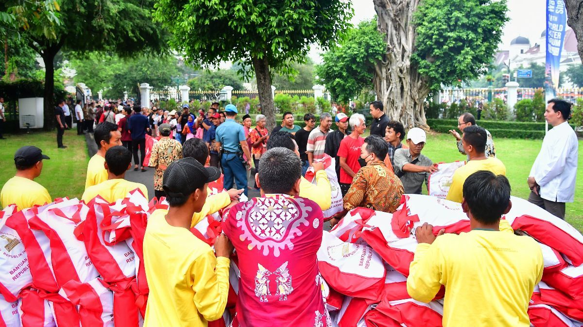 Tak Diundang ke Rakernas PDIP, Jokowi Pilih Bagikan Sembako di Yogyakarta