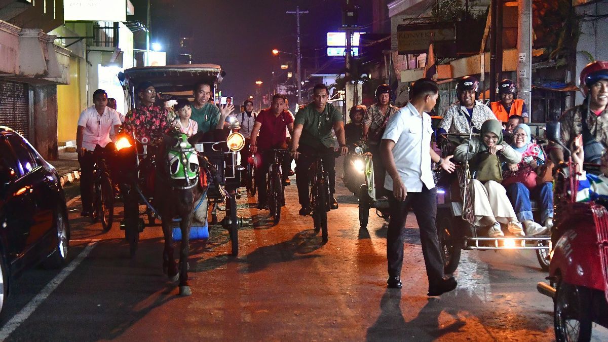 Libur Panjang Waisak, Jokowi Ajak Cucu Keliling Malioboro Naik Andong