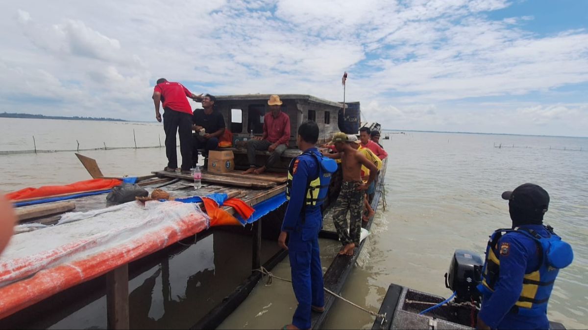 Kapal Berisi 16 Ton Beras Bulog untuk Warga Karam di Perairan Meranti