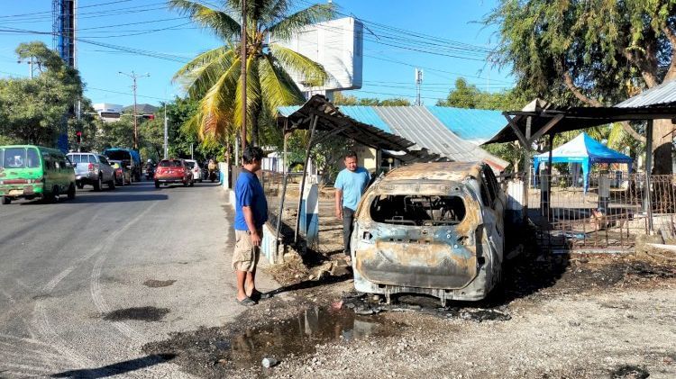 Mobil Rush Pengangkut BMM di Kupang Terbakar dan Tabrak Pagar Pos Polisi