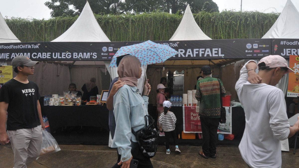 FOTO: Serunya Berburu Jajanan Viral di Festival Kuliner TikTok Food Fest 2024