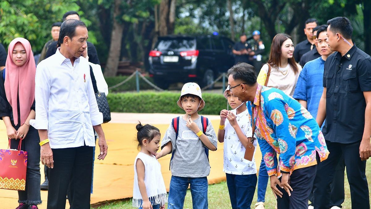 Presiden Jokowi Ajak Keluarga Berakhir Pekan di Candi Borobudur