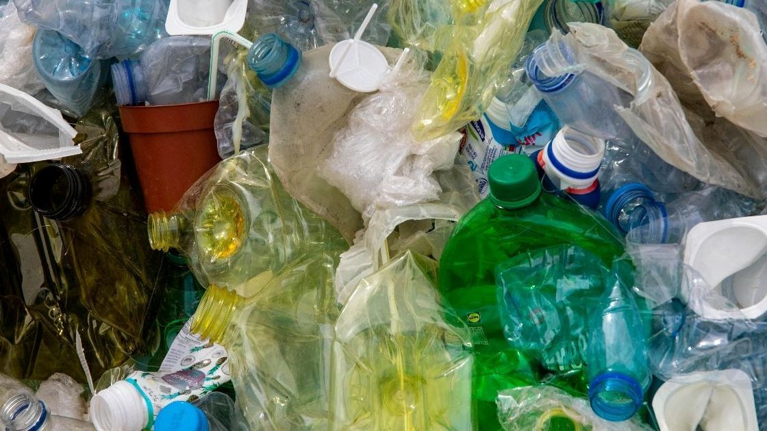 Penelitian Terbaru Sebut Masyarakat Indonesia Paling Banyak Terpapar Mikroplastik Dibanding 108 Negara Lain