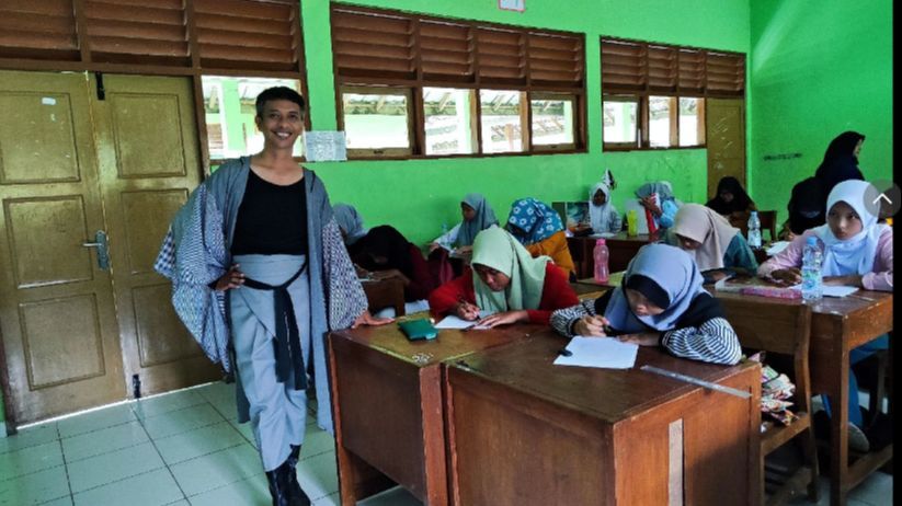 Potret Sosok Guru PNS SMKN di Bantul Ngajar dengan Busana Nyentrik, Rela Jadi Model Demi Apresiasi Karya Murid