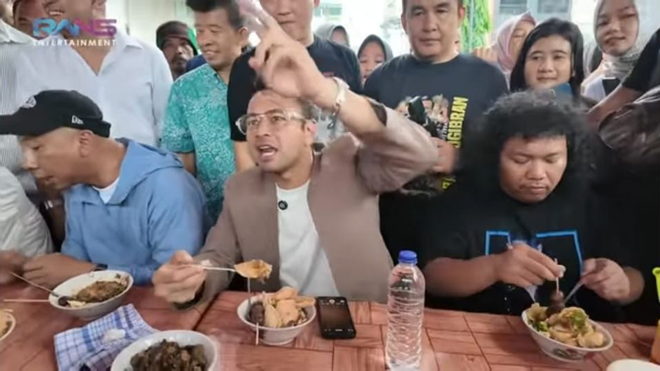 Terbang ke Lampung, Potret Raffi Ahmad Diserbu Warga saat Makan Bubur Bareng Calon Gubernur