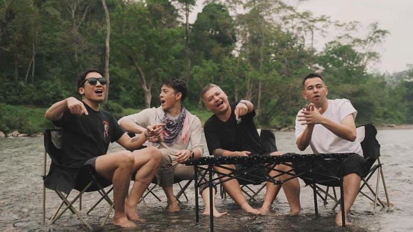 Potret Raffi Ahmad Healing Bareng 'The Dudas Minus One', Asyik Main di Sungai Sambil Menikmati Pemandangan