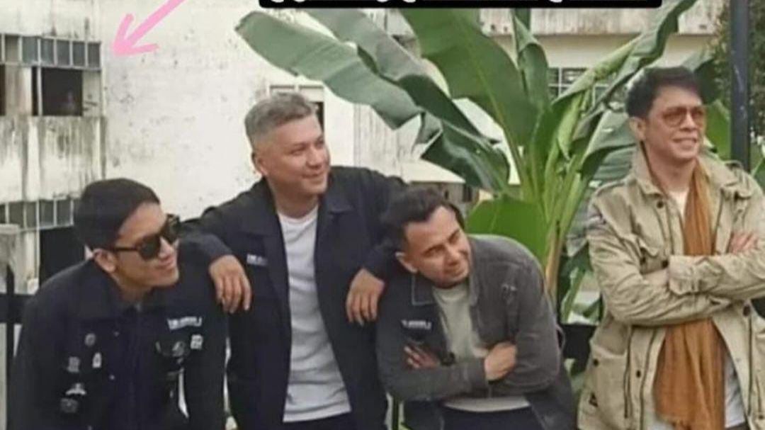 Penampakan Sosok Diduga Hantu di Belakang Ariel, Raffi Ahmad, Gading & Desta saat Foto Bareng Tertangkap Kamera, ini Potretnya