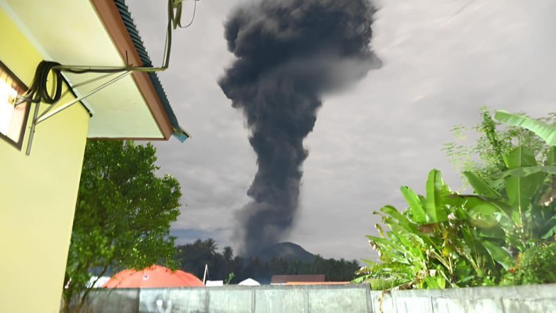 Gunung Ibu Erupsi Lagi, Munculkan Awan Abu Vulkanik Raksasa