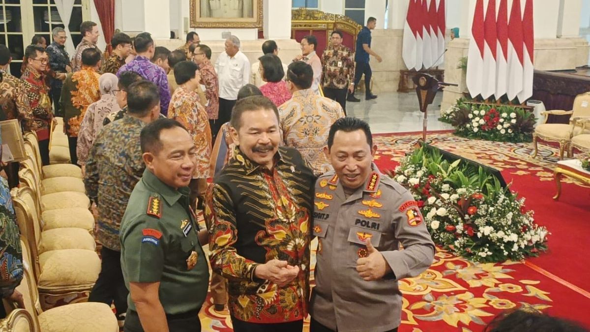 Momen Kapolri dan Jaksa Agung Berpelukan Usai Video Beredar Konvoi Densus 88 Geruduk Kejagung