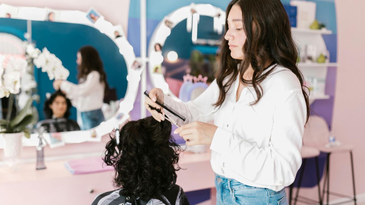 Potong Rambut Secara Rutin Berikan Banyak Manfaat, Salah Satunya Cegah Kerusakan Sedari Awal