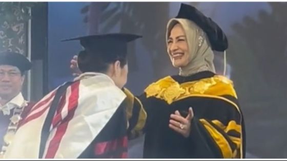 Momen Rektor Wisuda Putrinya Sendiri yang Raih Gelar Doktor Ini Viral, Tuai Pujian