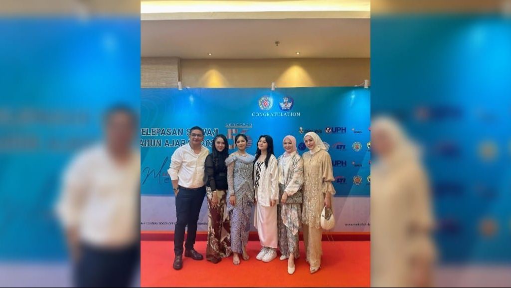 Cantiknya Shakiena Anak Pasha Ungu Wisuda SMA, Okie Agustina dan Adelia Kompak Hadir