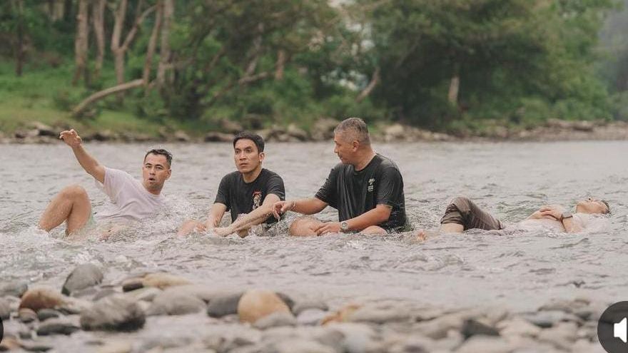 Potret 'The Dudas Minus One' Berkunjung ke Kampung Halaman Ariel Noah, Ke Rumah Sakit Hingga Main di Sungai