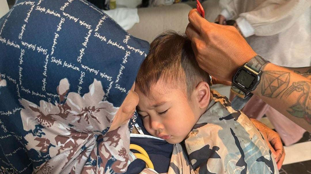 Potret Rayyanza Potong Rambut saat Tidur Digendong Sus Rini, Netizen 'Bangun-bangun Makin Ganteng'