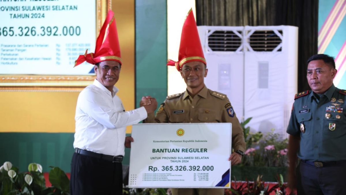 Mentan Serahkan Bantuan Pertanian Senilai Rp 410 Miliar untuk Bencana di Sulsel