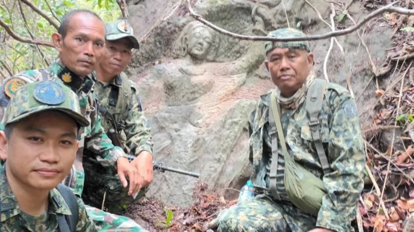 Berburu Jamur di Hutan, Penduduk Desa Temukan Patung Batu Bergambar Wanita Misterius