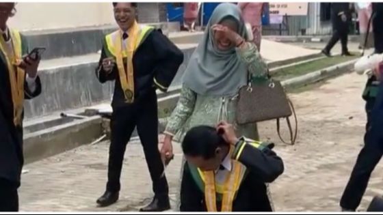 Viral Mahasiswa Gondrong Persilakan Sang Ibu Potong Rambutnya usai Wisuda, Bikin Haru