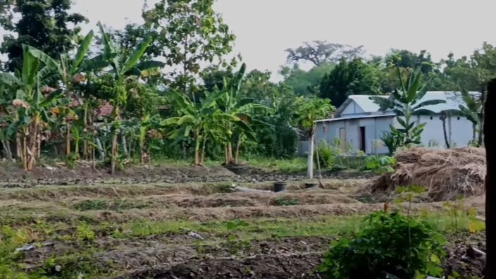 Tersembunyi di Tengah Sawah Pinggir Kuburan, ‘Warung’ Karaoke Ini adalah Warisan Tak Biasa dari Mbah Bo di Nganjuk