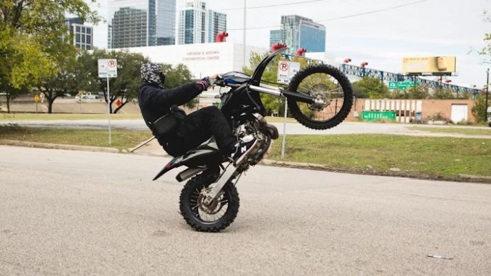 Jika tidak mengerti tentang ini, jangan mencoba melakukan wheelie di jalan raya.