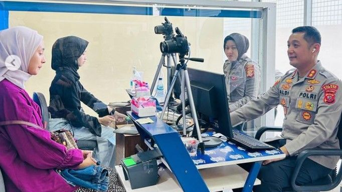 Kapolres Ganteng Turun Tangan Jadi 'Tukang Foto' SIM, Bikin Grogi Warga