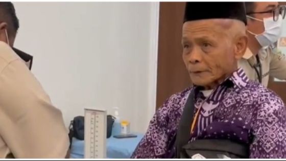 Ikhlas Tak Pernah Pasang Tarif saat Pangkas Rambut, Kisah Kakek Tukang Cukur Naik Haji di Usia 80 Tahun Ini Bikin Haru