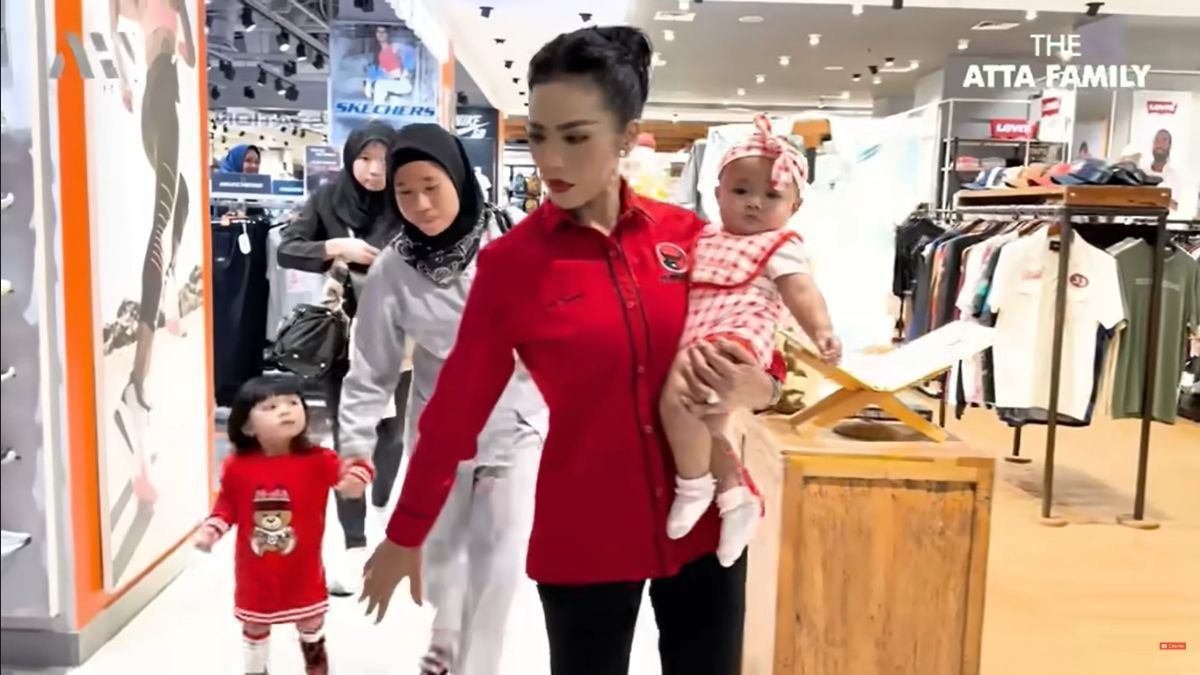 Sebelum Pergi ke China, Kris Dayanti 'Culik' Ameena dan Azura Belanja ke Mal