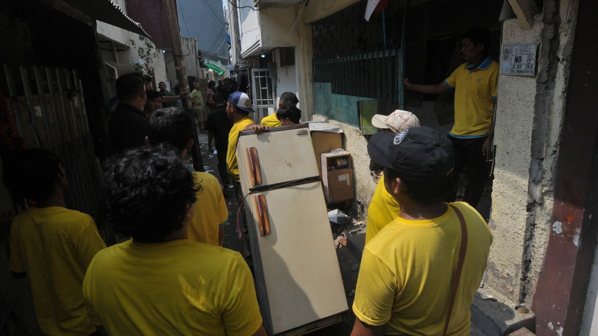 FOTO: PN Jakarta Barat Eksekusi Lahan di Mangga Besar, Rumah-Rumah Dikosongkan Paksa dan Dirobohkan